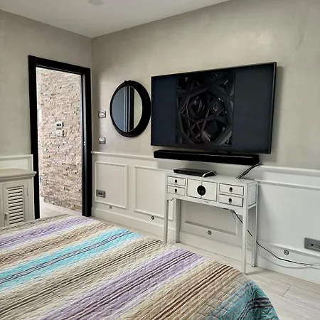 Villalino Tre Palme, Pool, 2 Schlafzimmer, 2 Baeder, Pool, Terrasse, Outdoor Fitness